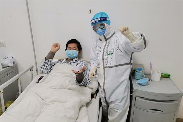 chong nhap vien vi covid 19 vo doi vao phong cach ly cham soc