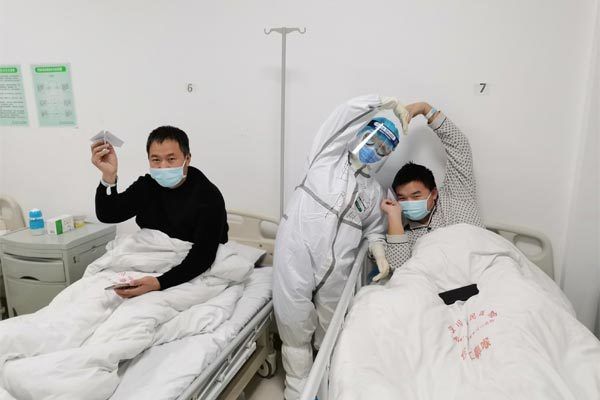 chong nhap vien vi covid 19 vo doi vao phong cach ly cham soc