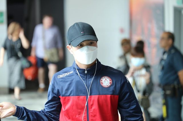 Công Phượng và đồng đội đeo kín khẩu trang khi đến Singapore cong phuong va dong doi deo kin khau trang khi den singapore