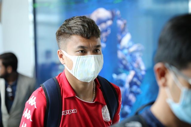 Công Phượng và đồng đội đeo kín khẩu trang khi đến Singapore cong phuong va dong doi deo kin khau trang khi den singapore
