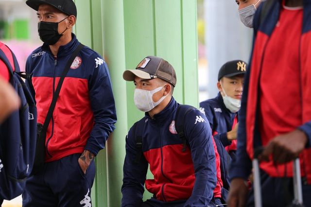 Công Phượng và đồng đội đeo kín khẩu trang khi đến Singapore cong phuong va dong doi deo kin khau trang khi den singapore