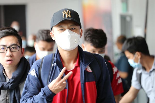 Công Phượng và đồng đội đeo kín khẩu trang khi đến Singapore cong phuong va dong doi deo kin khau trang khi den singapore