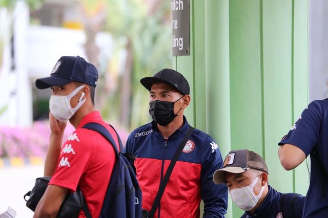 Công Phượng và đồng đội đeo kín khẩu trang khi đến Singapore cong phuong va dong doi deo kin khau trang khi den singapore