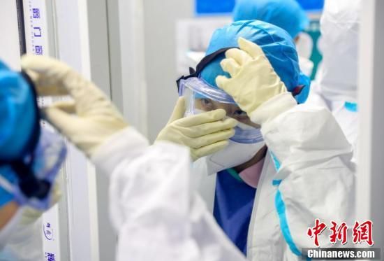 ben trong khu dieu tri covid 19 o benh vien hoa than son