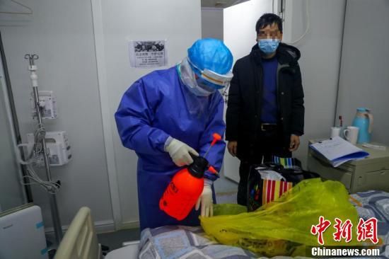 ben trong khu dieu tri covid 19 o benh vien hoa than son