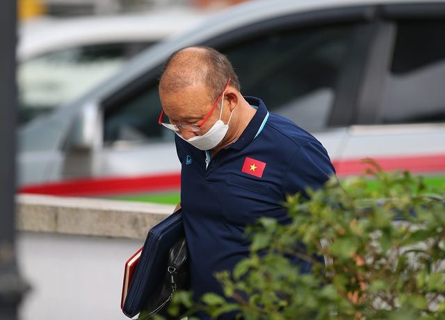 lam viec voi vff hlv park hang seo deo khau trang yeu cau dung cach xa 3m