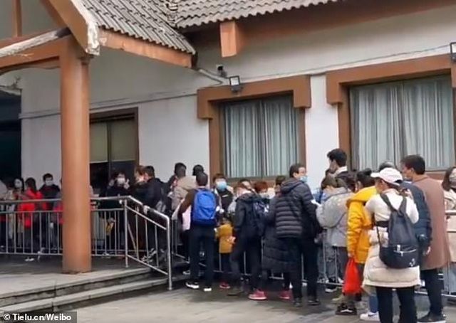 dan trung quoc van o at di du lich bat chap dich covid 19 dang hoanh hanh