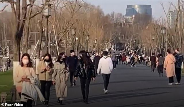 dan trung quoc van o at di du lich bat chap dich covid 19 dang hoanh hanh