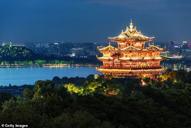 dan trung quoc van o at di du lich bat chap dich covid 19 dang hoanh hanh