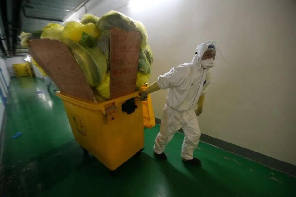 dich covid 19 hinh anh nhan vien y te vu han vat va don rac thai benh vien