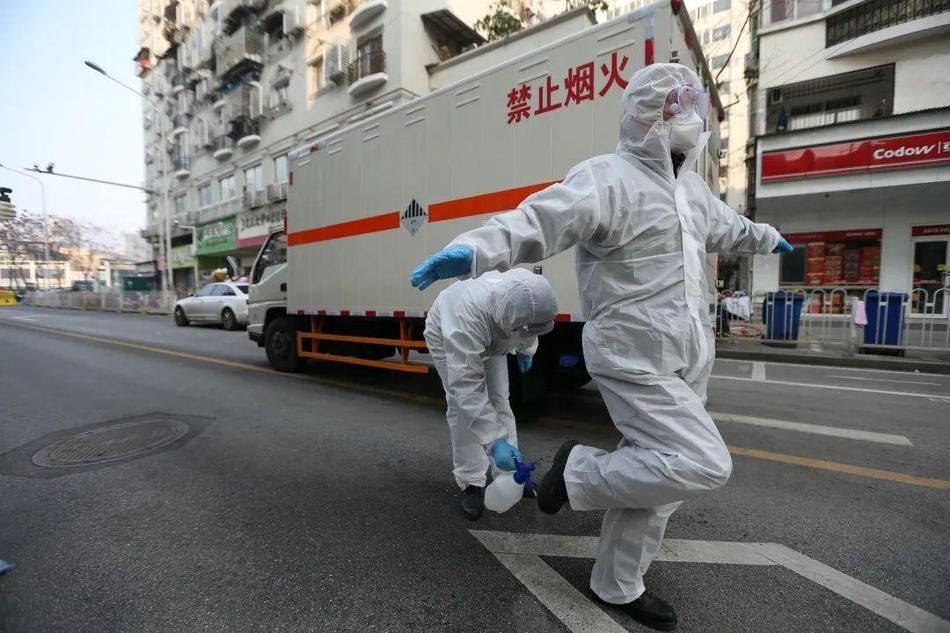 dich covid 19 hinh anh nhan vien y te vu han vat va don rac thai benh vien