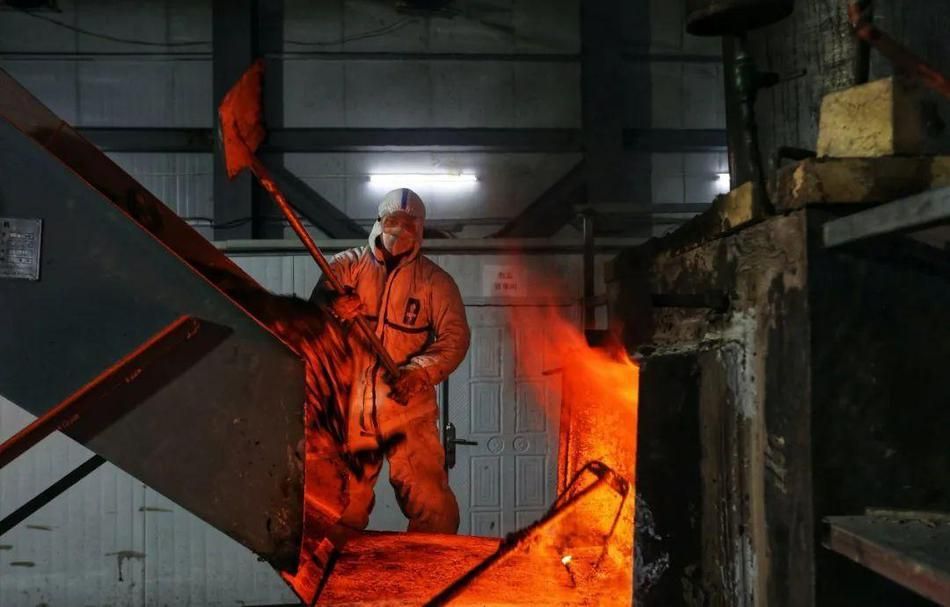 dich covid 19 hinh anh nhan vien y te vu han vat va don rac thai benh vien