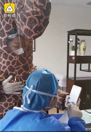 Mặc đồ phi hành gia ra đường để tránh dịch Covid-19 mac do phi hanh gia ra duong de tranh dich covid 19