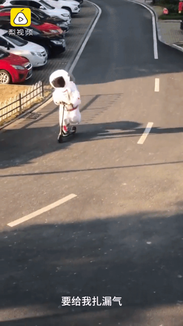 Mặc đồ phi hành gia ra đường để tránh dịch Covid-19 mac do phi hanh gia ra duong de tranh dich covid 19