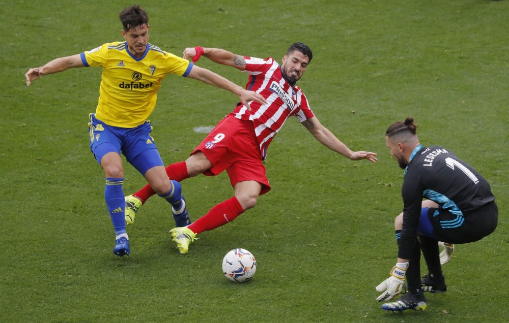 Luis Suarez lập cú đúp, Atletico dẫn đầu bảng xếp hạng La Liga