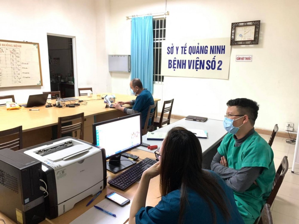Dịch Covid-19 ở Quảng Ninh: Thầy thuốc trắng đêm tiếp nhận bệnh nhân dương tính