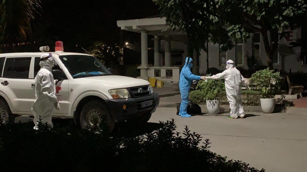 Dịch Covid-19 ở Quảng Ninh: Thầy thuốc trắng đêm tiếp nhận bệnh nhân dương tính