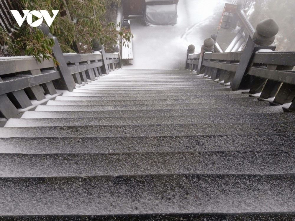 Trước thềm Năm mới, tuyết trắng đỉnh Fansipan