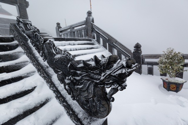 Du khách đổ về Fansipan ngắm cảnh tuyết rơi như trời Âu