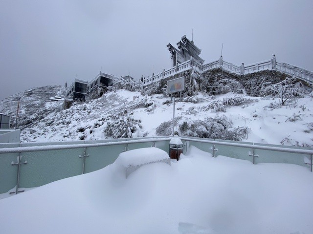 Du khách đổ về Fansipan ngắm cảnh tuyết rơi như trời Âu