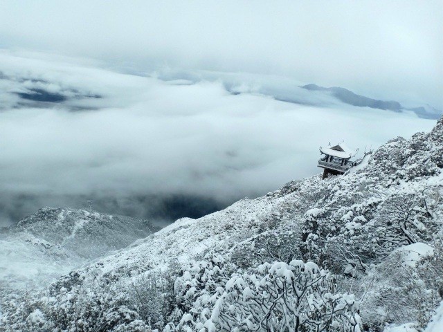 Du khách đổ về Fansipan ngắm cảnh tuyết rơi như trời Âu