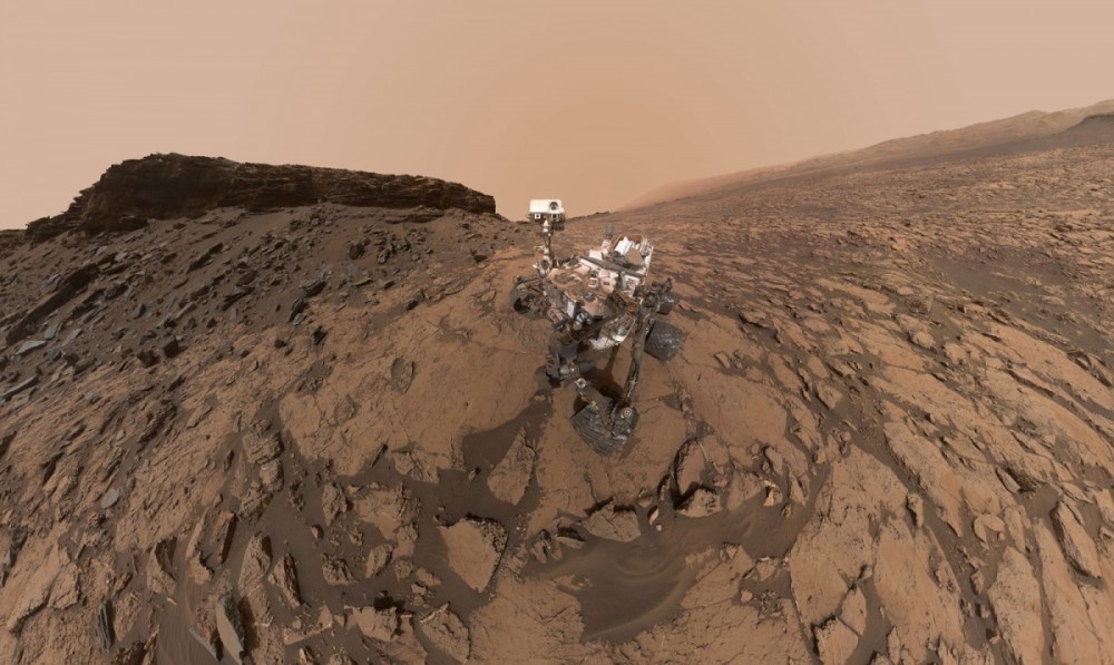 Bức ảnh tự chụp của tàu thăm dò sao Hỏa Curiosity Mars cho thấy hình ảnh của phương tiện này tại địa điểm khoan Quela thuộc khu vực Murray Buttes trên núi Mount Sharp.