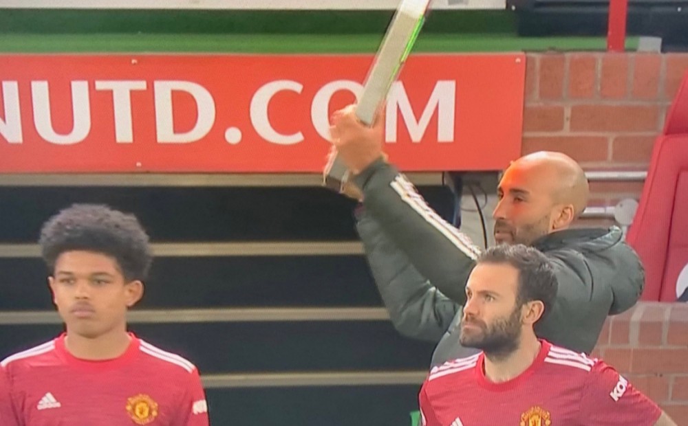 Thủ môn của Man Utd gây sốt khi sắm vai... trọng tài