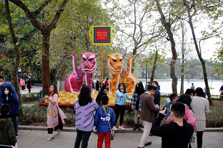 Dự báo thời tiết đêm nay và ngày mai (4-5/2): Hà Nội, Bắc Bộ rét đậm, vùng núi rét hại; Trung Bộ mưa rào vài nơi; Nam Bộ nắng mạnh trên 35 độ C