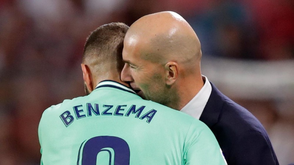 Karim Benzema là bản hợp đồng đầu tiên của Zinedine Zidane ở PSG. (Nguồn: Getty)