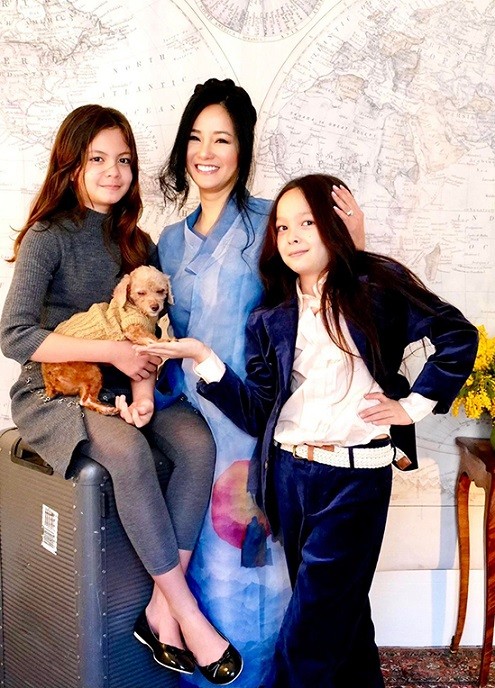 Nữ ca sĩ Hồng Nhung cùng hai con sang Pháp từ giữa năm 2021 theo lời mời của bạn trai kiến trúc sư người Đức. Ban đầu, họ chỉ định nghỉ hè tại đây nhưng lịch học online của Tôm và Tép tại Việt Nam kéo dài hơn dự kiến do dịch Covid-19 nên nữ ca sĩ quyết định cho các bé đi học ở Paris một năm.