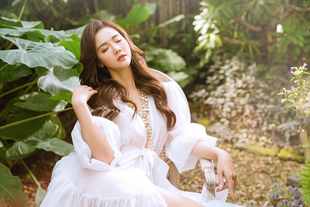 Thương ngày nắng về: Nữ diễn viên Huyền Lizzie hóa nàng thơ dạo Xuân