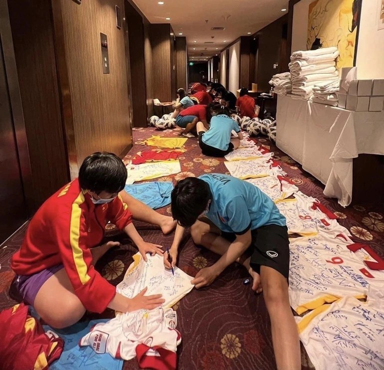 HLV Ralf Rangnick bỗng nhiên nói Cristiano Ronaldo chạy chậm hơn Cavani