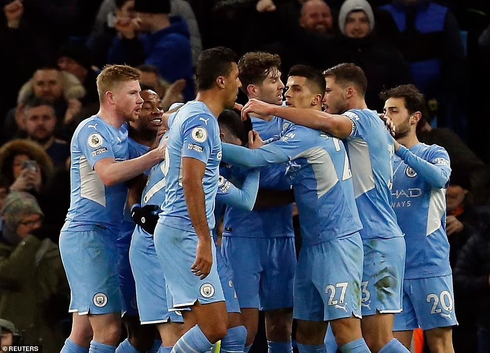 Các cầu thủ Man City ăn mừng chiến thắng trước Brentford.