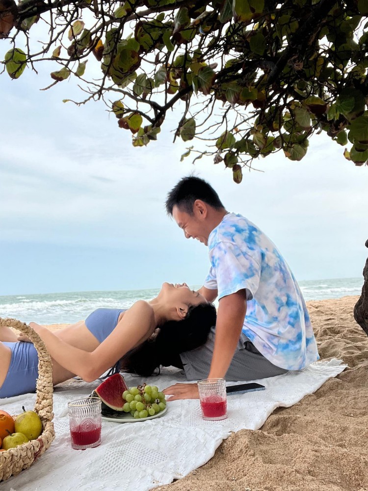 Lý Hoàng Nam thể hiện tình cảm với cô bạn gái Huỳnh Ngọc Phương Trinh bằng tấm hình lãng mạn, hạnh phúc bên bờ biển. Tay vợt số một Việt Nam và Phương Trinh hẹn hò từ đầu năm 2018 sau khi quen nhau qua một người bạn chung.