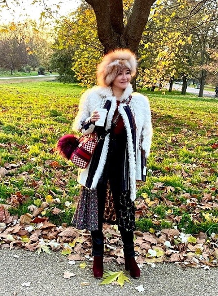 Ngoài các mẫu áo măng tô, áo choàng dáng dài, Hồng Nhung còn thể hiện sự phá cách bằng việc sử dụng nhiều dáng áo ấm, phụ kiện lông thú phối cùng quần jeans, boot nhung.