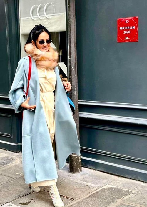 Nữ ca sĩ mix-match trang phục xuân với nhiều mẫu áo khoác dáng dài hợp không khí miền ôn đới. Mỗi khi khoe đồ dạo phố, Hồng Nhung luôn nhận được nhiều lời khen từ khán giả. Trong đó 'bà trùm làng mốt Việt' - Trang Lê - nhận xét cô phối đồ sang chảnh như fashionista.