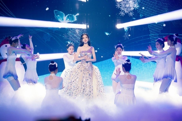 Trang 163 có bài viết 'bóc' chuyện Angelababy hát nhép trong sự kiện này. Tuy nhiên, tờ báo khen ngợi diễn viên là 'ngôi sao đẹp nhất trong đêm tiệc'.   Angelababy trong hậu trường buổi tiệc.   Angelababy là diễn viên, người mẫu ảnh được quan tâm tại Trung Quốc. Cô đóng nhiều phim như 'Lần đầu tiên', 'Địch Nhân Kiệt', 'Cô phương bất tự thưởng', 'Cô dâu đại chiến'... Dù vậy, năng lực diễn xuất của người đẹp không được ghi nhận.