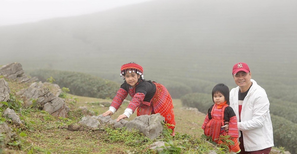 Gia đình NSND Tự Long rực rỡ trên đồi chè Mộc Châu