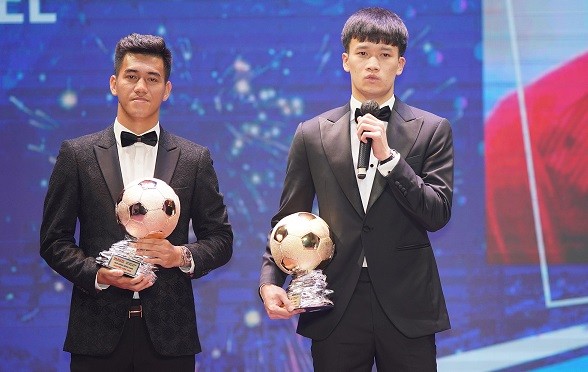 Việc Hoàng Đức đoạt Quả bóng vàng không gây nhiều bất ngờ bởi tiền vệ CLB Viettel thể hiện phong độ rất ấn tượng trong màu áo tuyển Việt Nam năm 2021. Hoàng Đức chơi 18 trận cho tuyển Việt Nam ở vòng loại World Cup 2022 và AFF Cup 2020. Dù chỉ ghi một bàn, tiền vệ 24 tuổi đóng góp lớn vào lối chơi chung của đội tuyển, trong phòng ngự lẫn tấn công. 'Tôi bất ngờ khi nhận được giải này. Tôi không biết nói gì hơn ngoài vui mừng và hạnh phúc', Hoàng Đức phát biểu trên bục trao giải.  Danh hiệu Quả bóng bạc được trao cho Quang Hải. Do vừa dính Covid-19, sức khỏe chưa đảm bảo, tiền vệ CLB Hà Nội không vào TP HCM tham dự lễ trao giải. Tiền đạo Tiến Linh giành Quả bóng đồng.