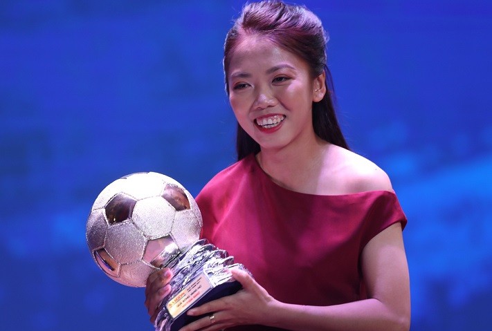 Ở hạng mục của nữ, tiền đạo Huỳnh Như giành Quả bóng vàng. Đây là năm thứ hai liên tiếp cầu thủ của CLB TP HCM đoạt danh hiệu này.  'Tôi cảm thấy rất vui và hanh phúc khi có mặt ở đây. Lần nào đoạt giải thưởng tôi cũng mừng và vinh dự. Tôi và đồng đội sẽ cố gắng tiến bộ hơn nữa', Huỳnh như nói. Cô tiết lộ chiếc váy đang mặc do mẹ tư vấn chọn mua.