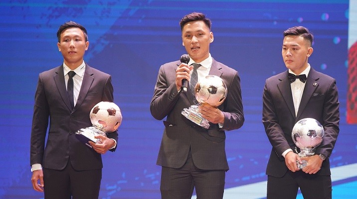 'Tôi hơi bỡ ngỡ khi lần đầu đoạt giải này. Tôi rất vui và hạnh phúc. Để đạt thành công như hôm nay, tôi nhận được rất nhiều sự hỗ trợ. Cảm ơn ban lãnh đạo, ban huấn luyện, các đồng đội đã luôn đồng hành, giúp đỡ tôi suốt thời gian qua', Hồ Văn Ý cho biết.