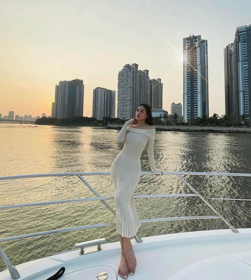 Sao Việt chọn tông trắng khi dự tiệc tại du thuyền trên sông Sài Gòn