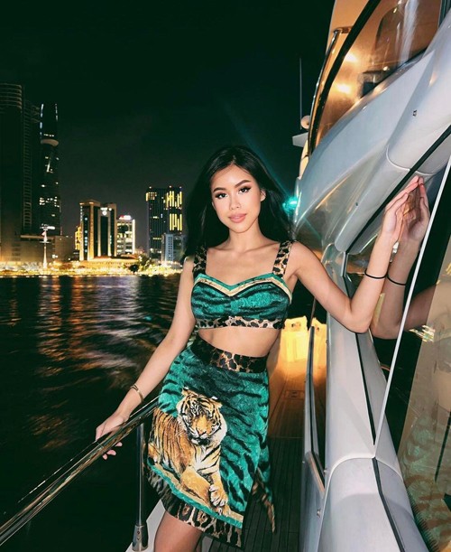 Sao Việt chọn tông trắng khi dự tiệc tại du thuyền trên sông Sài Gòn