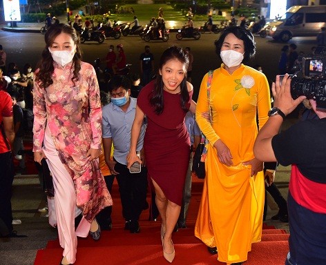 Quả Bóng vàng Việt Nam 2021: Thời trang thanh lịch khác hẳn trên sân cỏ của các tuyển thủ nữ