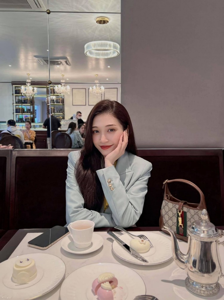 Ngoài làm MC truyền hình, Ngọc Anh còn là người mẫu ảnh, kinh doanh thương hiệu thời trang riêng.