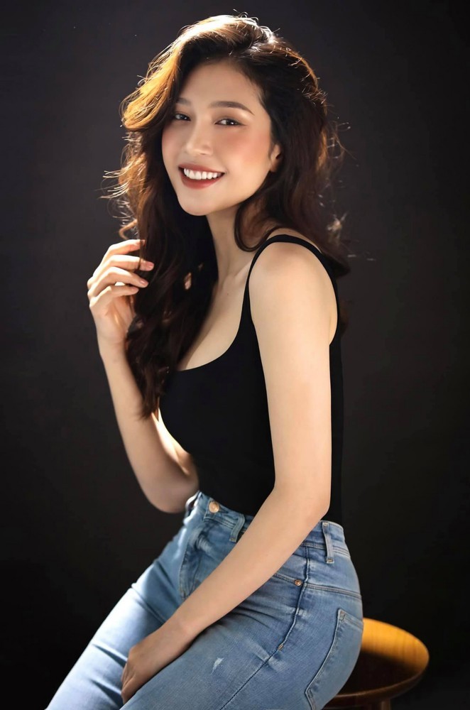 Ở đời thường, cô thỉnh thoảng diện quần jean kết hợp áo phông tôn vẻ năng động, trẻ trung.