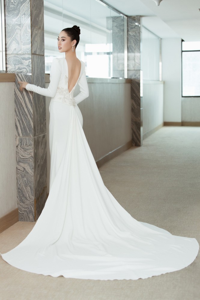 Lương Thùy Linh chọn váy cưới tham gia sự kiện vì đây là thiết kế dành riêng cho cô dâu nhưng vẫn toát lên nét hiện đại và dễ sử dụng ở nhiều bối cảnh.