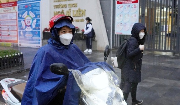 Dự báo thời tiết Hà Nội đêm nay và ngày mai (19-20/2) trời rét hại và mưa rào, cục bộ mưa vừa mưa to, nền nhiệt từ 9 đến 19 độ C. (Nguồn: Dân trí)