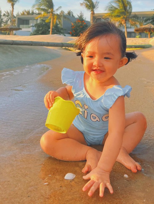 Con gái 2 nữ ca sĩ Đông Nhi và Hồ Ngọc Hà xinh yêu với đồ bơi