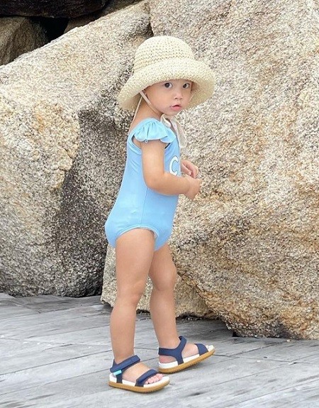 Lisa được mẹ kết hợp trang phục rất phong cách. Cô nhóc diện đồ bơi với sandals và mũ cói năng động, xinh yêu.